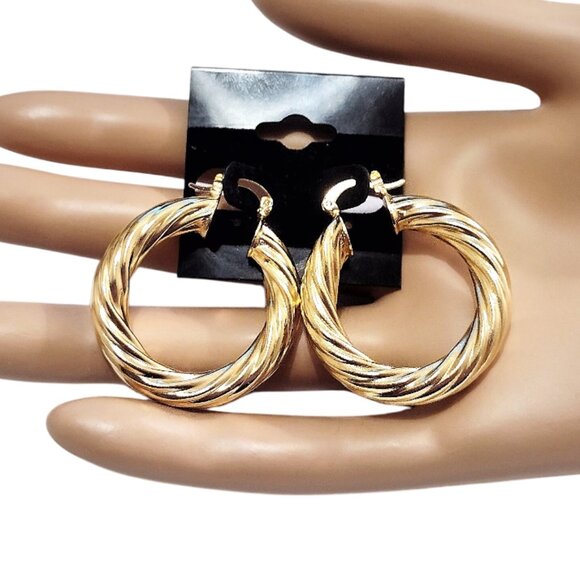 1 1/2" Long 18K Gold Plated Round Ribbed Hoop Pierced Post Earrings Swirl Band - Picture 1 of 3